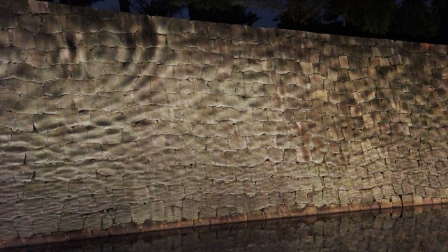 二条城の石垣と内堀の綺麗なライトアップ