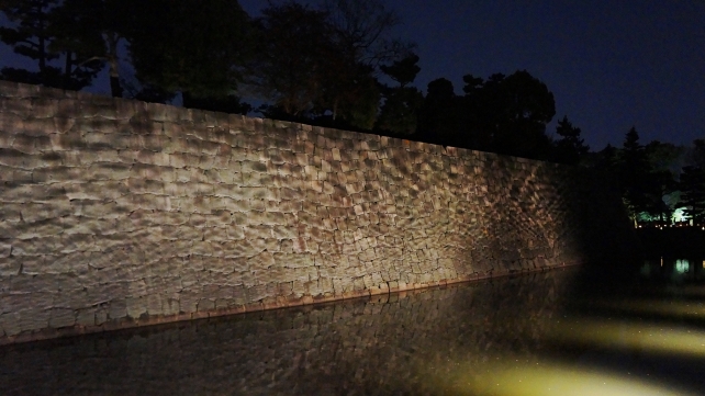 二条城の幻想的な石垣と内堀のライトアップ