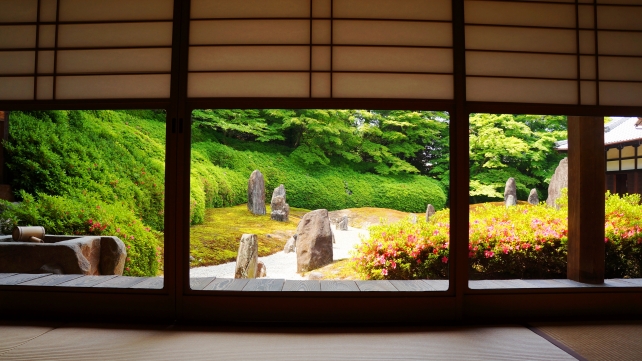 東福寺塔頭光明院の茶室「観庭楼」から眺めた波心庭と新緑