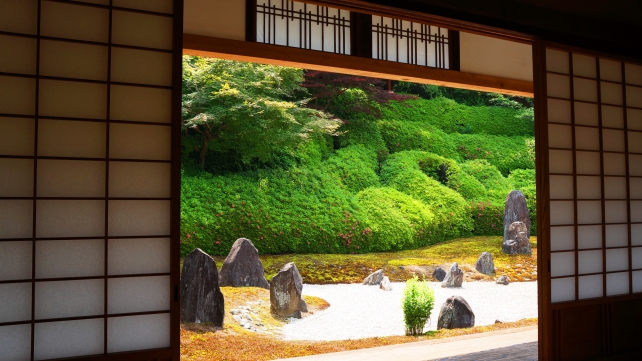 東福寺塔頭光明院の茶室から眺めた波心庭と新緑