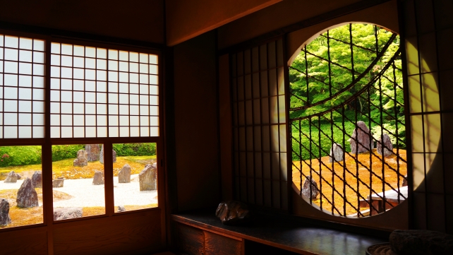 光明院の書院の丸い吉野窓と見事な波心の庭