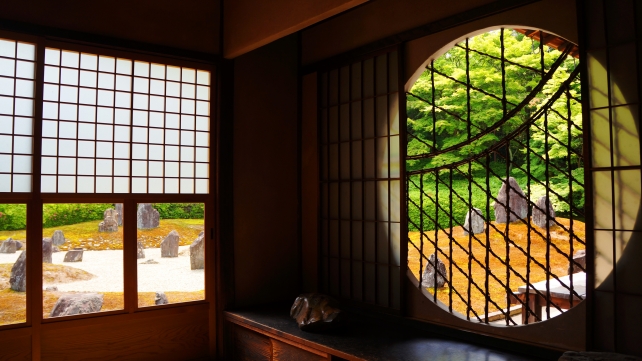 東福寺塔頭光明院の書院の吉野窓と波心庭と新緑