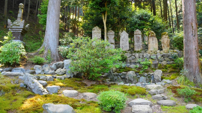 大原勝林院の石造宝篋印塔