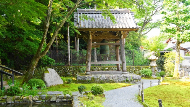 京都大原勝林院の鐘楼 