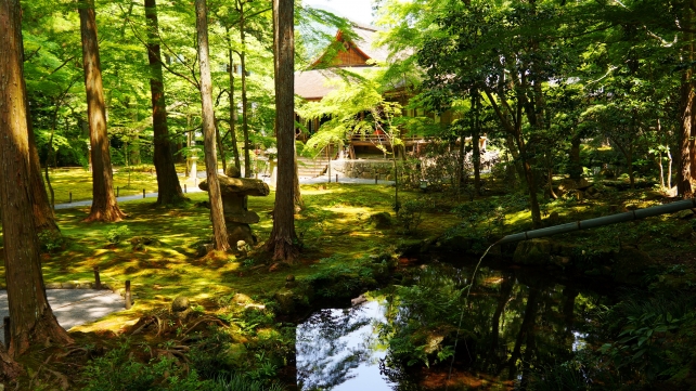 新緑の時期の京都大原三千院門跡のわらべ地蔵と往生極楽院