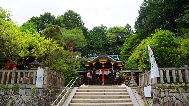 八大神社の本殿と新緑