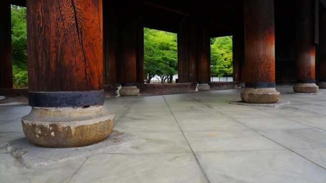 京都南禅寺三門と清々しい新緑