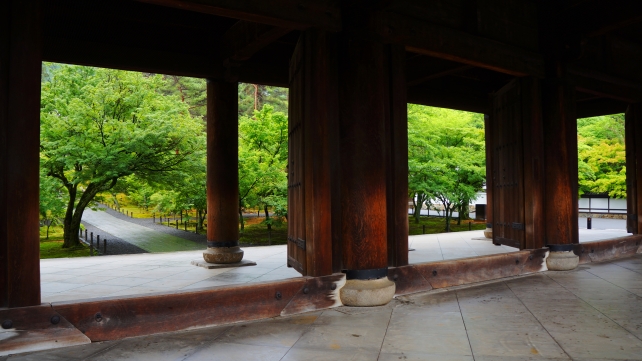 南禅寺の三門の下の様子と深く鮮やかな青もみじ