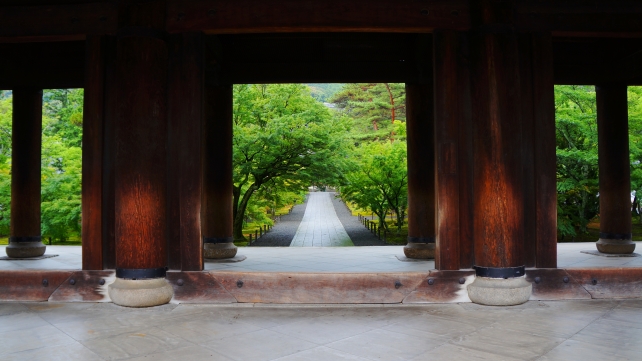 南禅寺の三門の下の様子と新緑