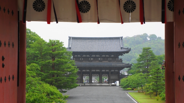 世界文化遺産の仁和寺の中門から二王門の眺め