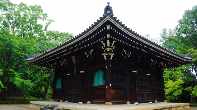 仁和寺の独特の色の経蔵