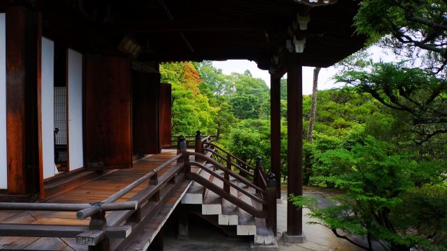 京都仁和寺御殿の霊明殿と鮮やかな新緑