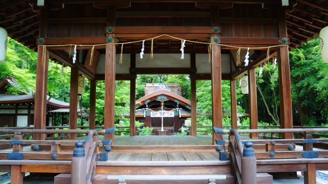 梨木神社の拝殿から中門・本殿の眺め