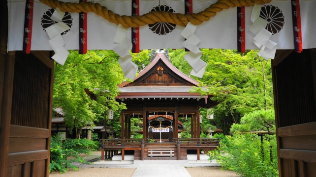 梨木神社の神門から拝殿の眺め