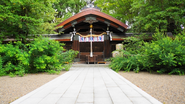 梨木神社の中門から本殿と新緑