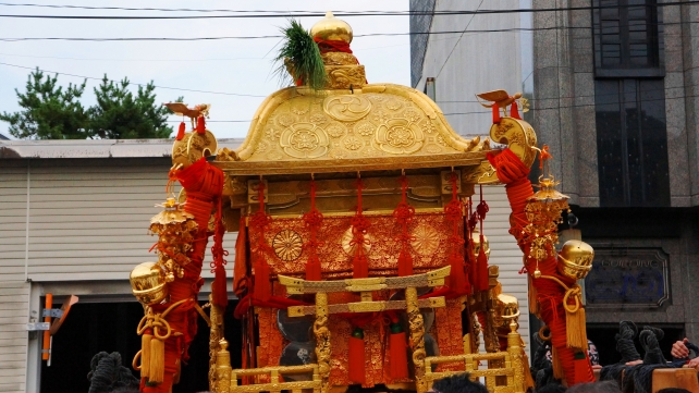 八坂神社前での祇園祭の神幸祭・神輿渡御