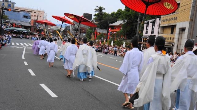 八坂神社前での祇園祭の神幸祭・神輿渡御