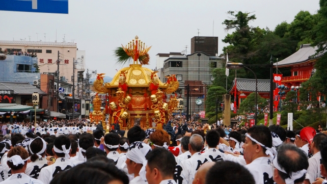 京都祇園祭の神幸祭・神輿渡御（八坂神社前）