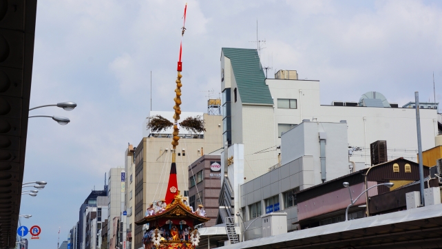 祇園祭の前祭の山鉾巡行での長刀鉾（なぎなたほこ）