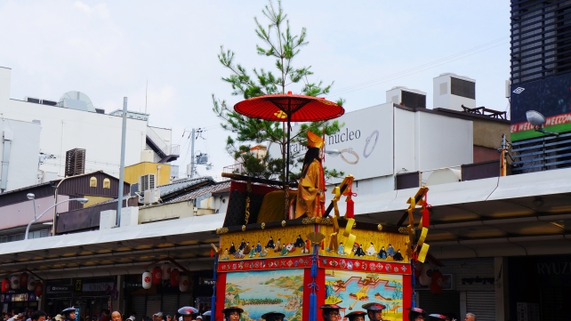 祇園祭の前祭の山鉾巡行での占出山（うらでやま）