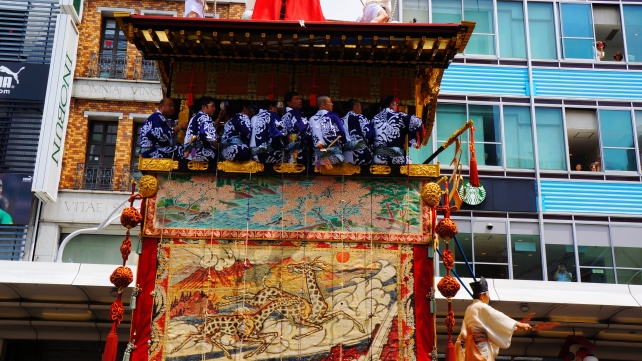 祇園祭りの前祭の山鉾巡行での菊水鉾（きくすいほこ）