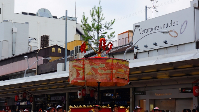 祇園祭の前祭の山鉾巡行での四条傘鉾（しじょうかさほこ）