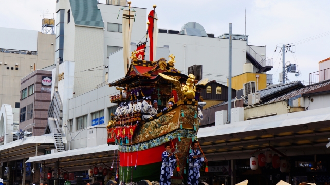 祇園祭の前祭の山鉾巡行での船鉾（ふねほこ）