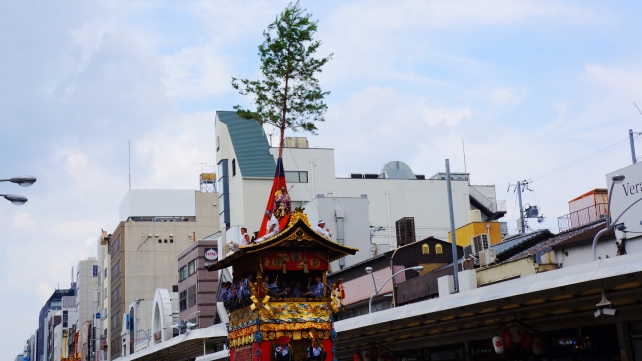 祇園祭の前祭の山鉾巡行での岩戸山（いわとやま）