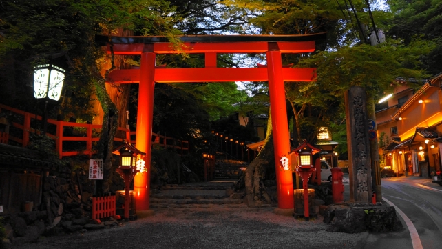 貴船神社　鳥居の夕暮れ時の七夕笹飾りライトアップ
