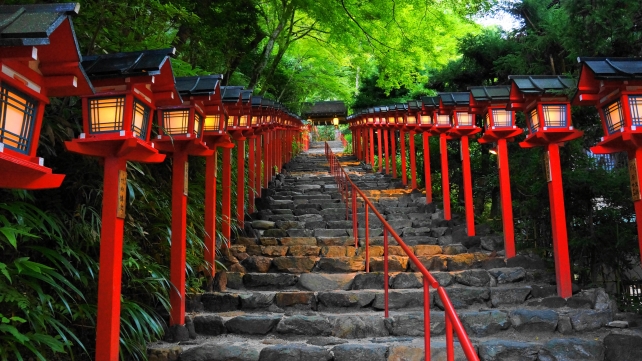 貴船神社の夕暮れ時の石段と灯篭の七夕笹飾りライトアップ