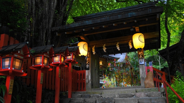 貴船神社の灯篭の七夕笹飾りライトアップ