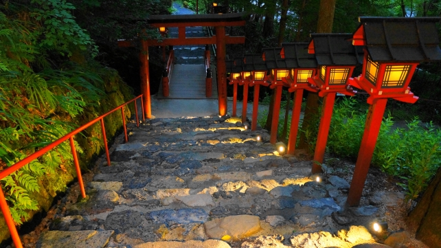 貴船神社参道の石段と灯篭の七夕笹飾りライトアップ