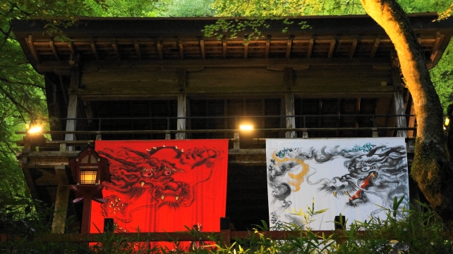 貴船神社の龍船閣の七夕笹飾りライトアップ