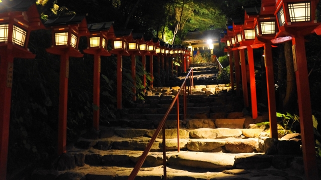 石段と燈籠の七夕笹飾りライトアップ