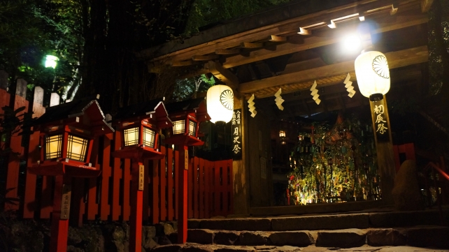 貴船神社の門と本宮の七夕笹飾りライトアップ