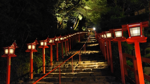石段と灯篭の七夕笹飾りライトアップ