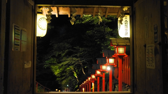 貴船神社の門と灯篭の七夕笹飾りライトアップ