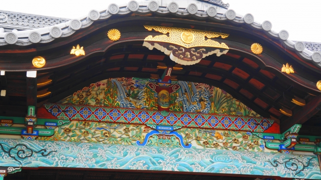 御香宮神社の装飾された拝殿