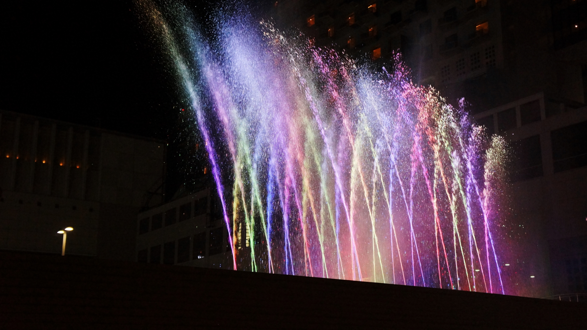 音楽噴水『AQUA FANTASY』 幻想的な光と水 京都駅前ポルタ | 京都もよう KYOTO MOYOU