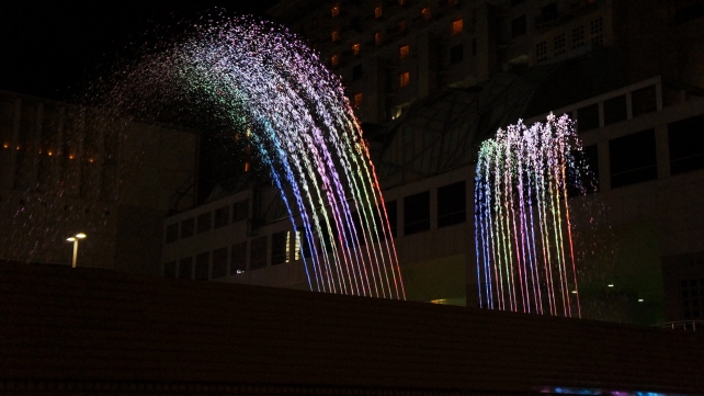 水と光の音楽噴水『AQUA FANTASY』（京都駅前地下街ポルタ）
