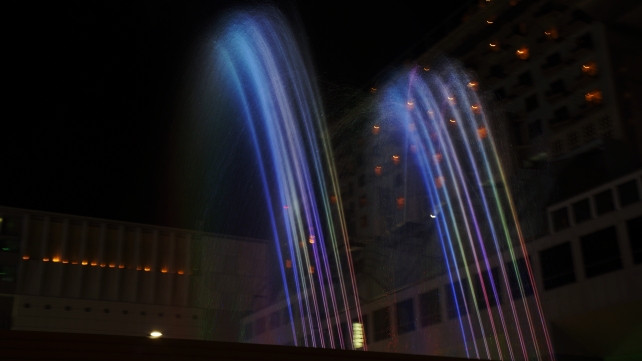 ポルタで催される七色の音楽噴水『AQUA FANTASY』
