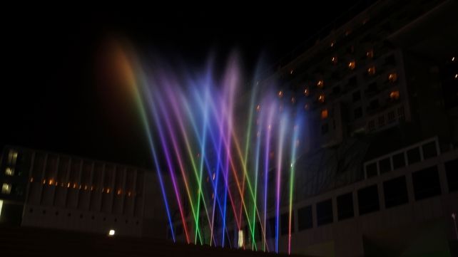 京都駅前地下街ポルタで催される虹色の音楽噴水『AQUA FANTASY』