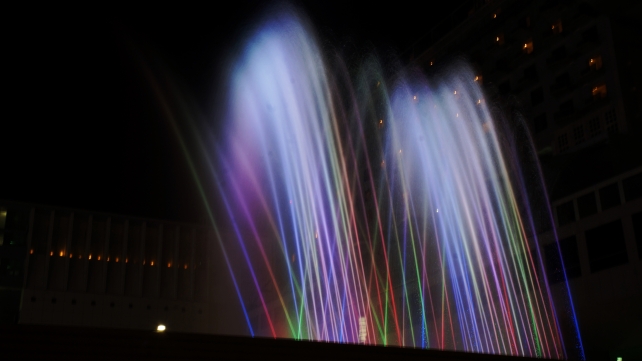 京都駅前地下街ポルタで催される幻想的な虹色の音楽噴水『AQUA FANTASY』