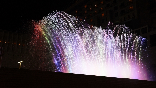 地下街ポルタで開催される幻想的な虹色の音楽噴水『AQUA FANTASY』