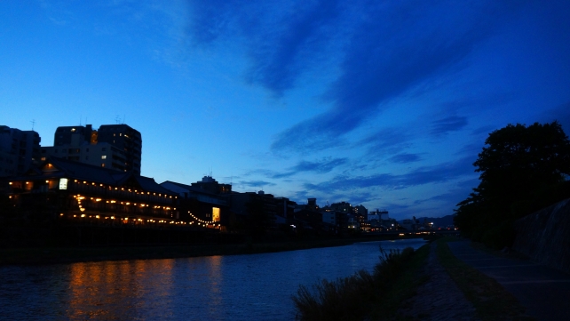 鴨川の五条大橋の夕暮れ時の葵色の空
