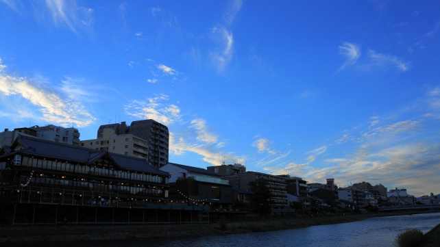 夕暮れの風情ある京都鴨川