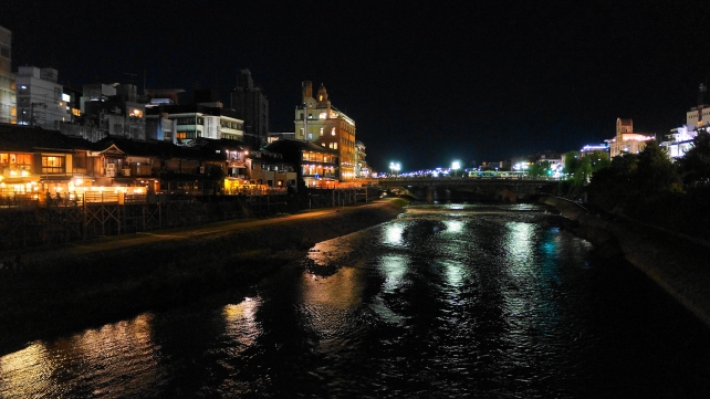 京都鴨川の四条大橋付近の納涼床と川面に反射する灯り