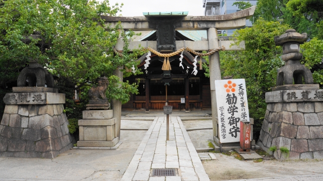 菅大臣神社の本殿前