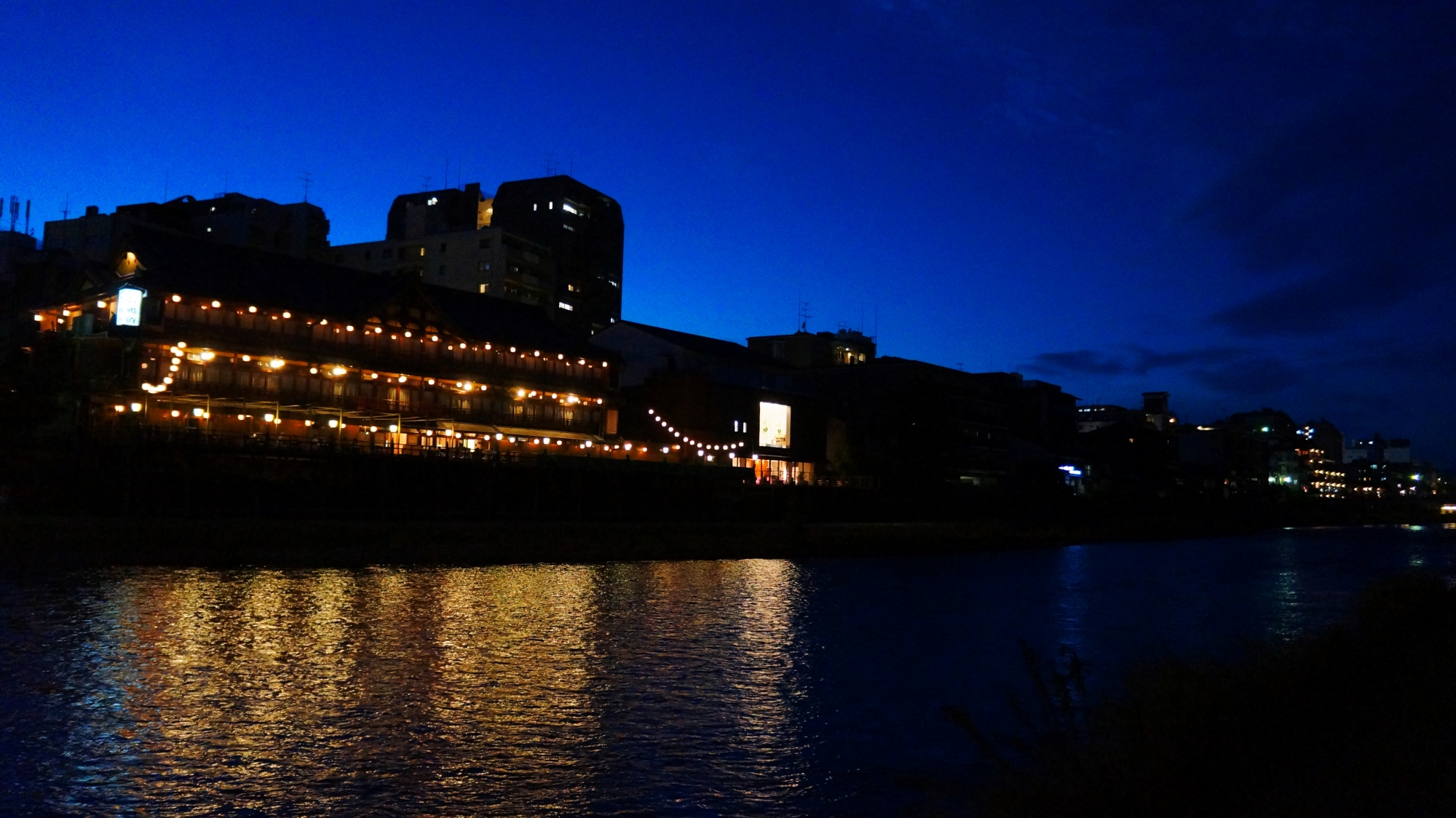 京都鴨川の五条大橋北側の情緒ある夕暮れ時の納涼床