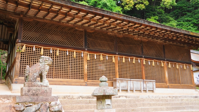 京都の世界遺産の宇治上神社の本殿